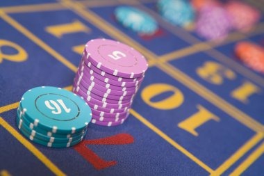 deposit 10k mobile app interface showing football markets and live-dealer options